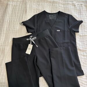 Figs Women’s Black Scrub Set
